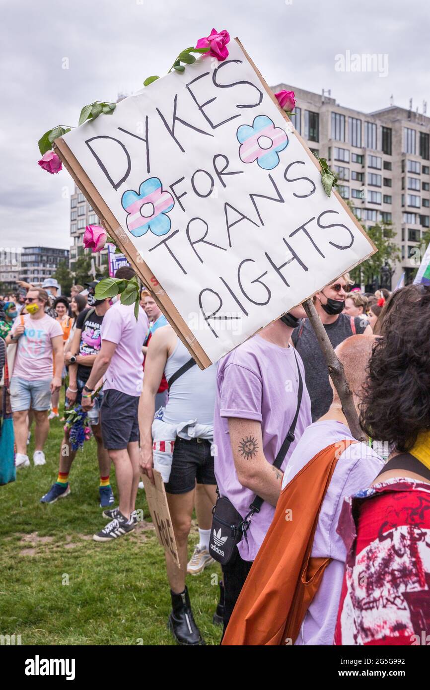 Lesben mit Plakaten, die Trans-Menschen bei der dritten Ausgabe von London Trans Pride unterstützen Stockfoto