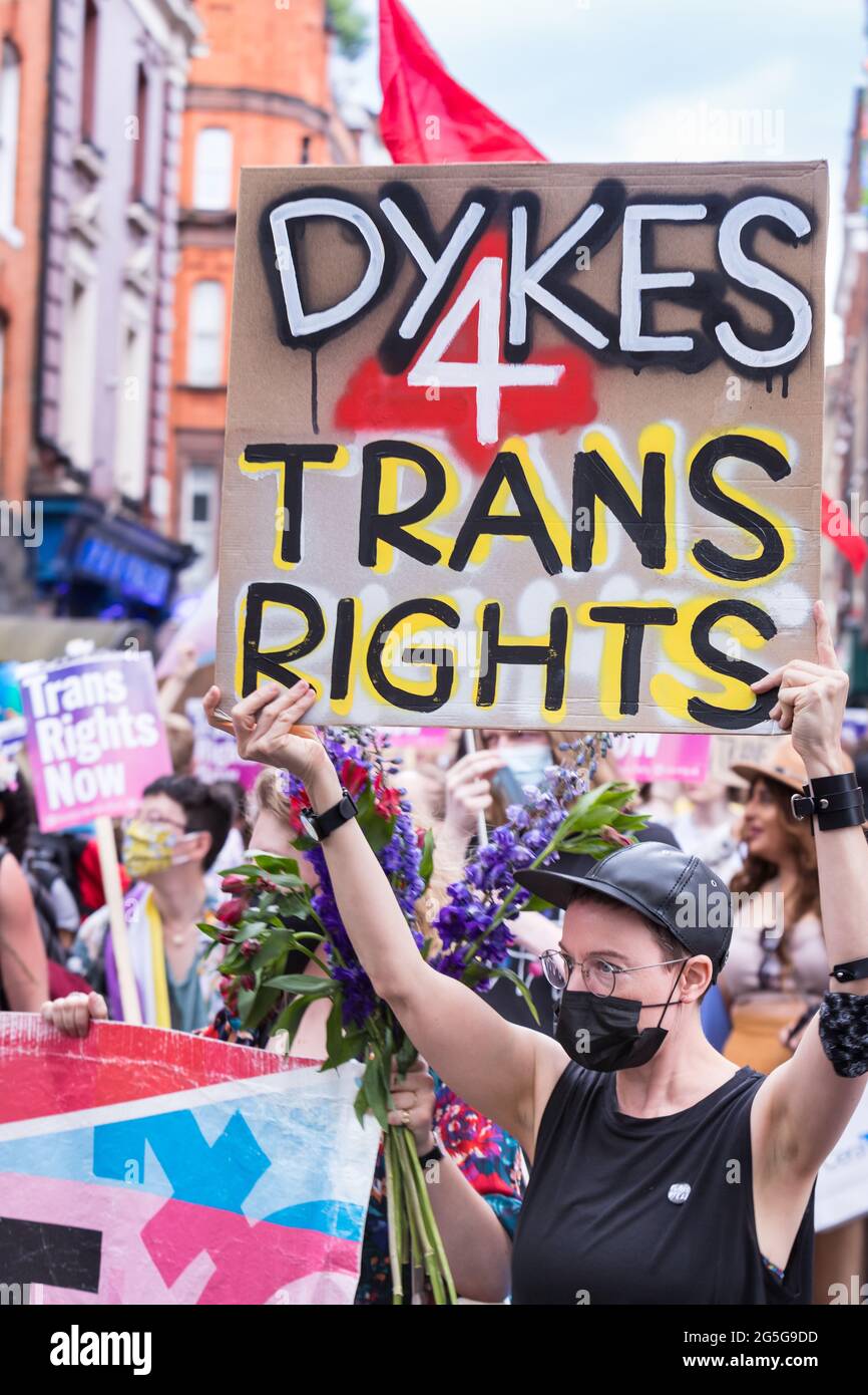 Lesben mit Plakaten, die Trans-Menschen bei der dritten Ausgabe von London Trans Pride unterstützen Stockfoto