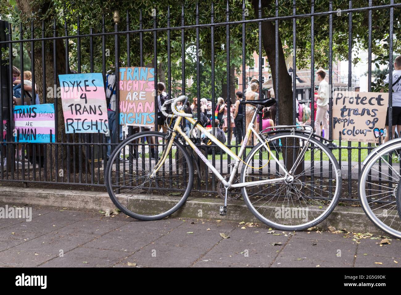 Plakate auf einem Geländer bei der dritten Auflage von London Trans Pride Stockfoto