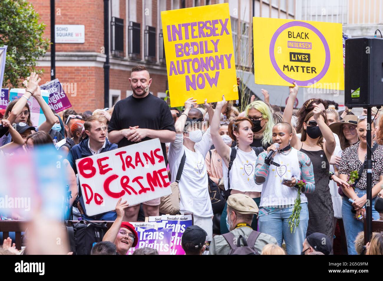 KI Griffin spricht am Ende der dritten Ausgabe von London Trans Pride auf dem Soho Square Stockfoto