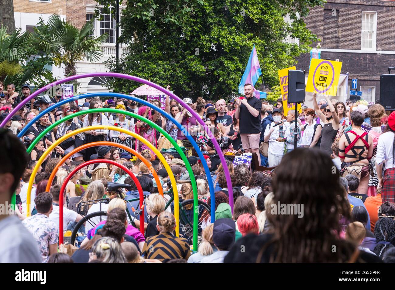 KI Griffin spricht am Ende der dritten Ausgabe von London Trans Pride auf dem Soho Square Stockfoto
