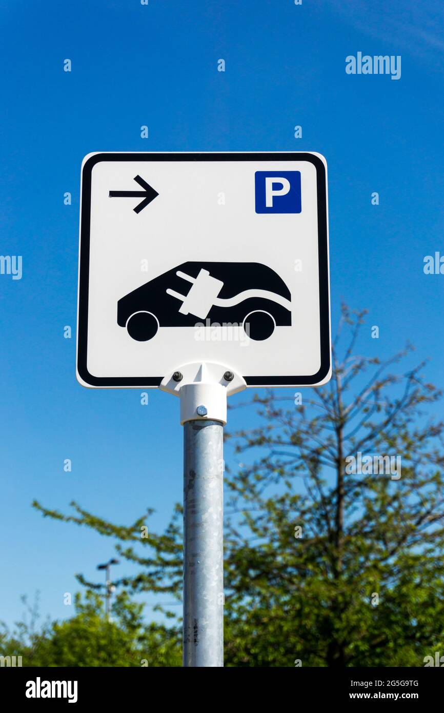 Anmelden, um ein Elektrofahrzeug Aufladepunkt in einem Parkhaus mit P-Zeichen und Aufladen. Stockfoto