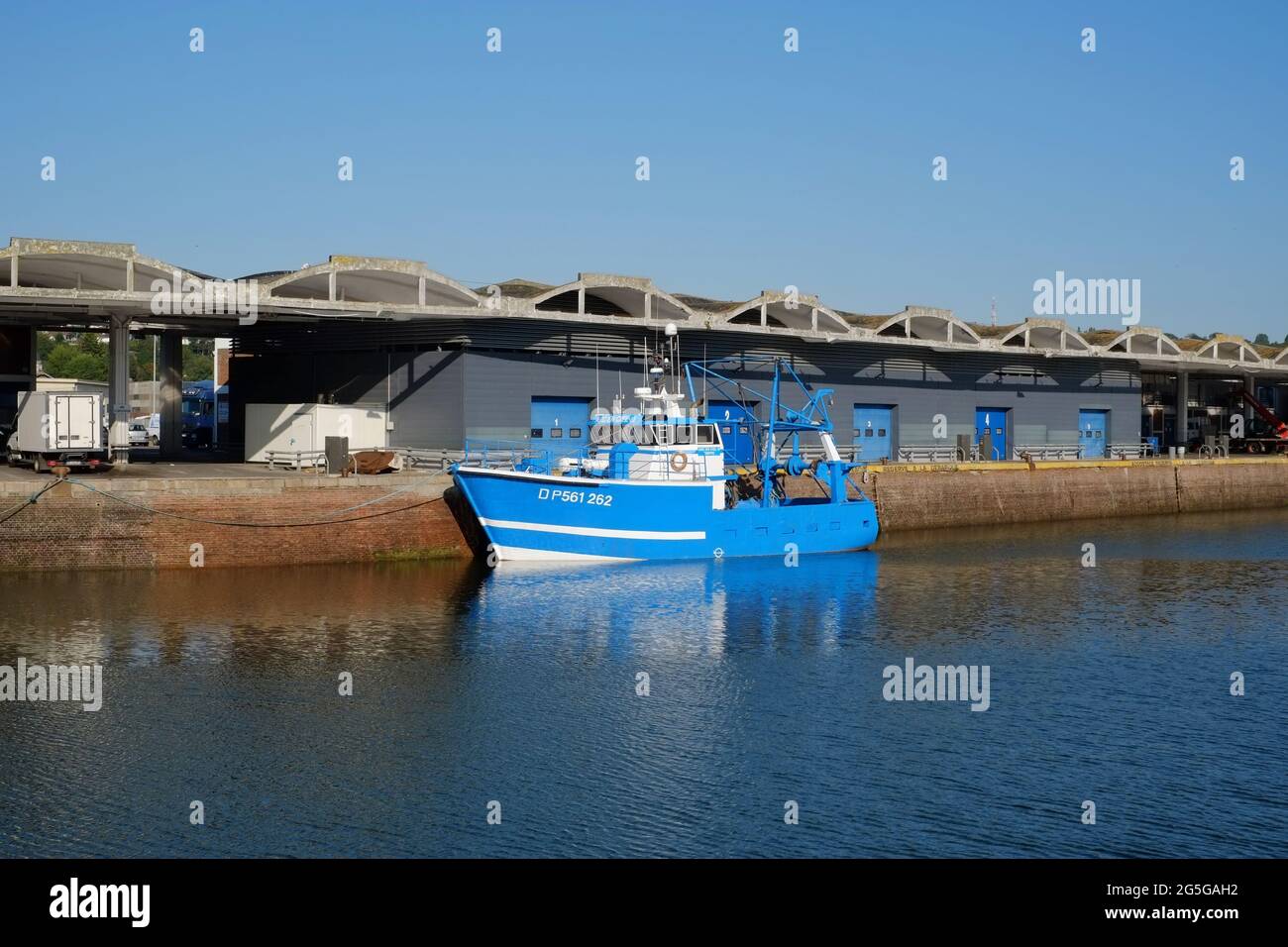 Blaues Boot im Hafen von Dieppe Stockfoto