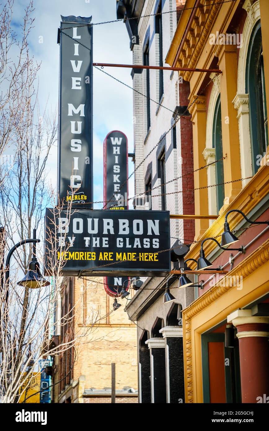 Straßenschild von Merle's Whiskey Kitchen Bar in Louisville, Kentucky Stockfoto