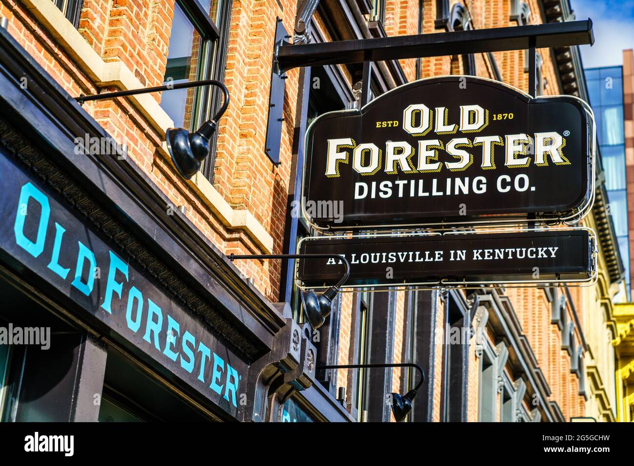 Nahaufnahme eines Straßenschildes der Old Forester Distilling Company in Louisville, Kentucky Stockfoto