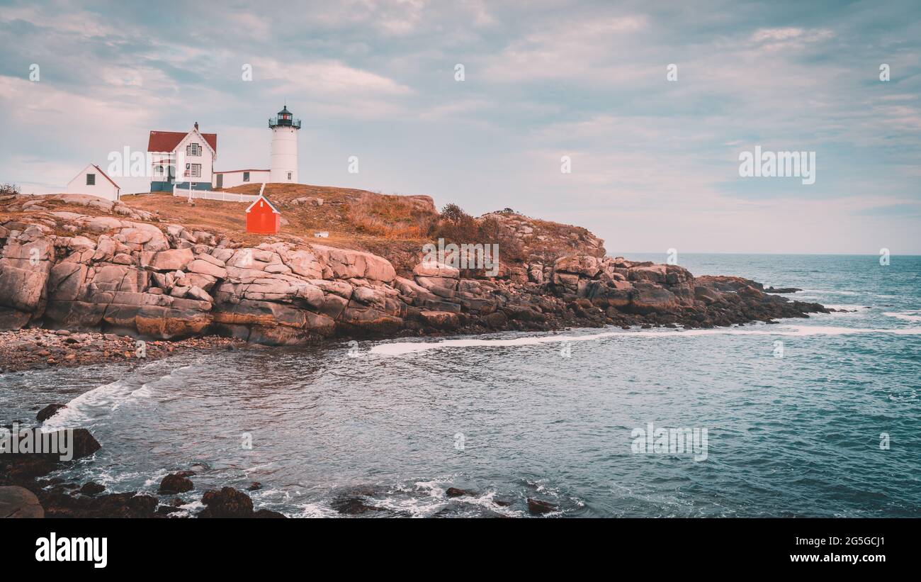 Landschaftlich schöner Blick auf den Nubble Leuchtturm in York, ME Stockfoto