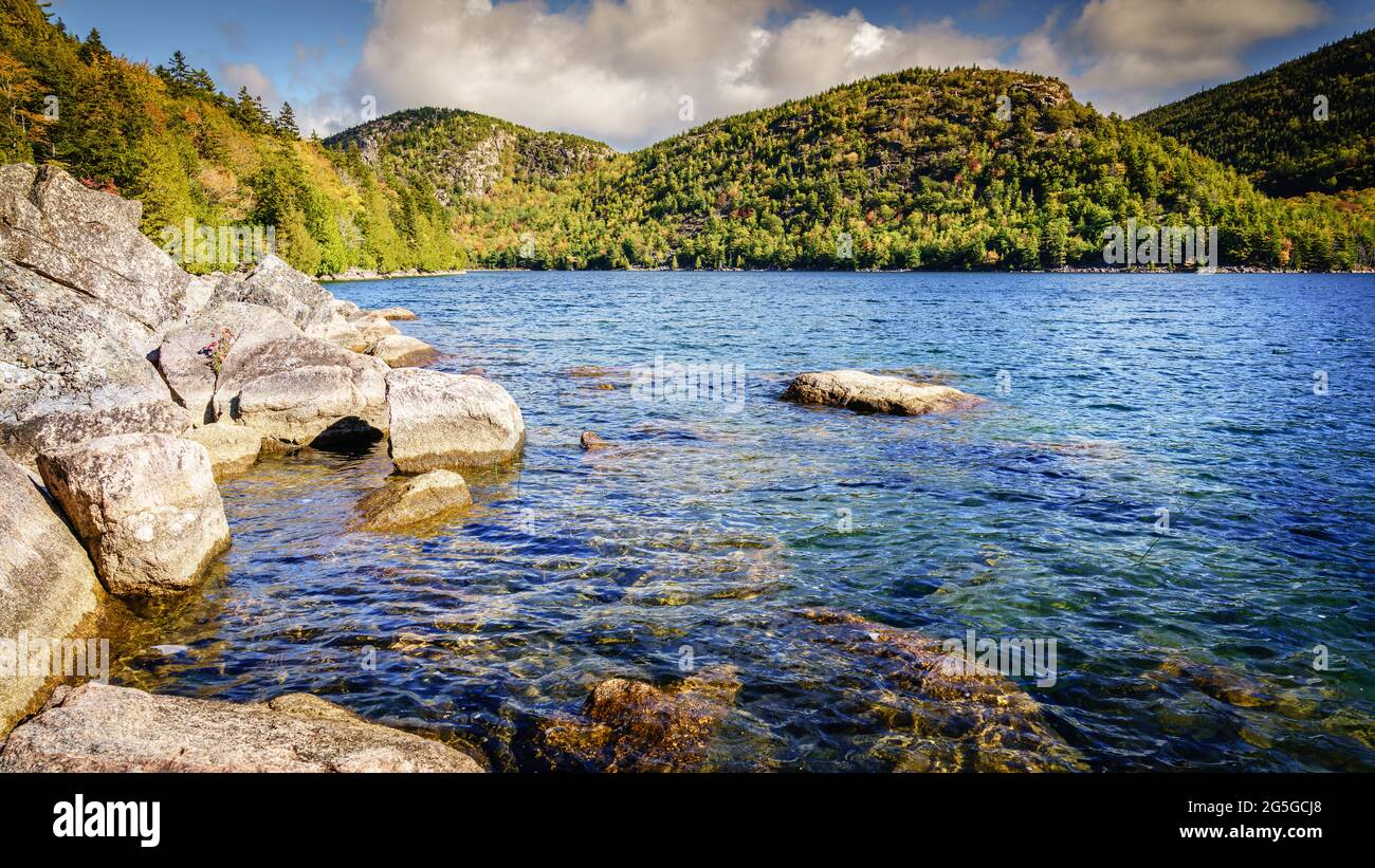 Landschaftlich schöner Blick auf Jordan Pond im Acadia National Park in Maine Stockfoto