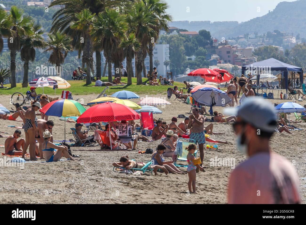 27. Juni 2021: Une 27, 2021 (Malaga) die Strände von Malaga waren am Morgen dieses Sonntags sehr voll. Doch ab dem Nachmittag erhöht das terral die Temperaturen in verschiedenen Punkten der Provinz, vor allem im Tal des Guadalhorce und in der Hauptstadt, wo das Maximum den 34ºC berühren kann. Diese hohen Temperaturen veranlassen Aemet morgen, die gelbe Hitzewarnung an der Costa del Sol zu aktivieren.Quelle: Lorenzo Carnero/ZUMA Wire/Alamy Live News Stockfoto