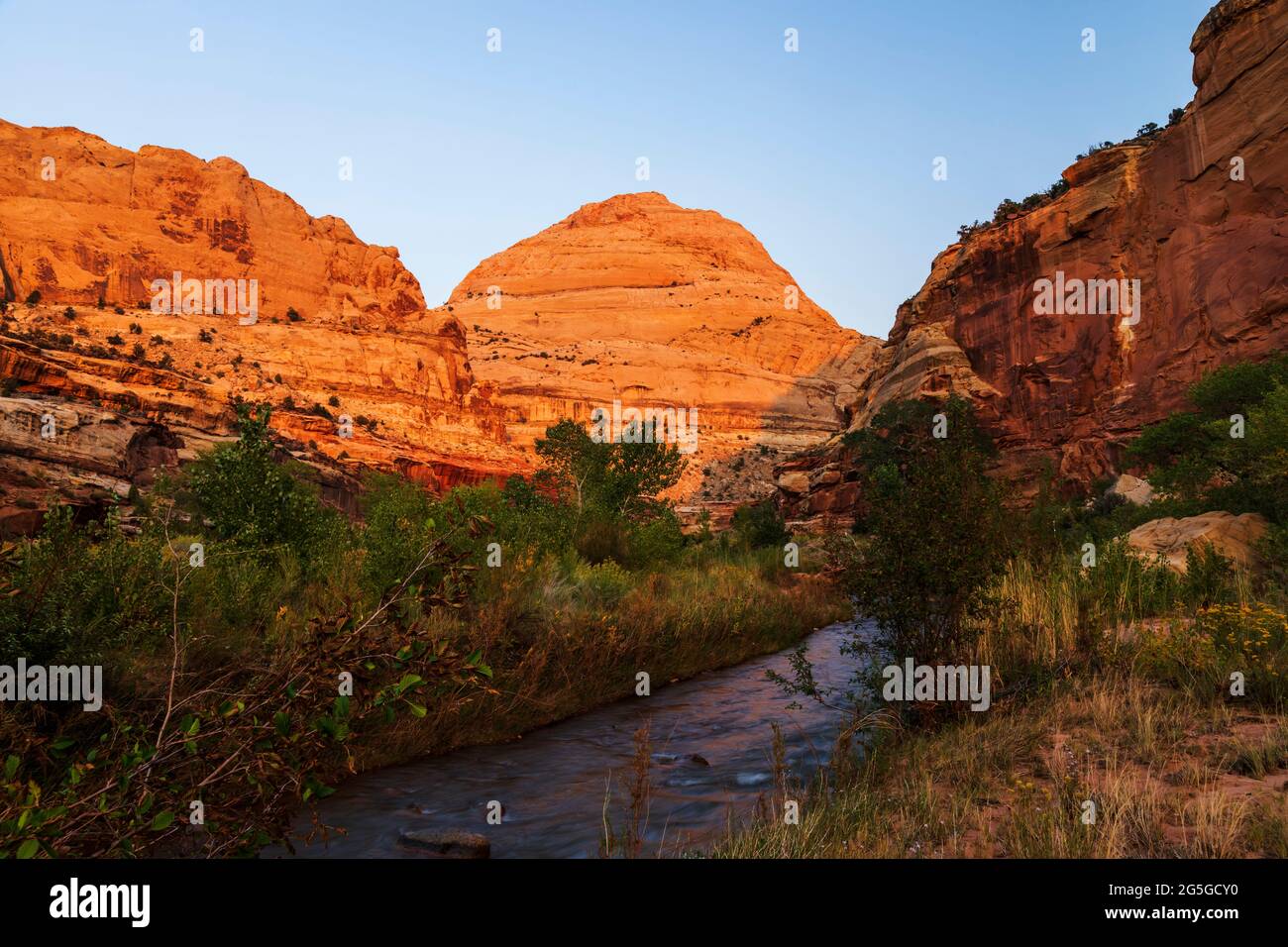 Capitol Dome und Freemont River kurz vor Sonnenuntergang im Capitol Reef National Park, Utah Stockfoto