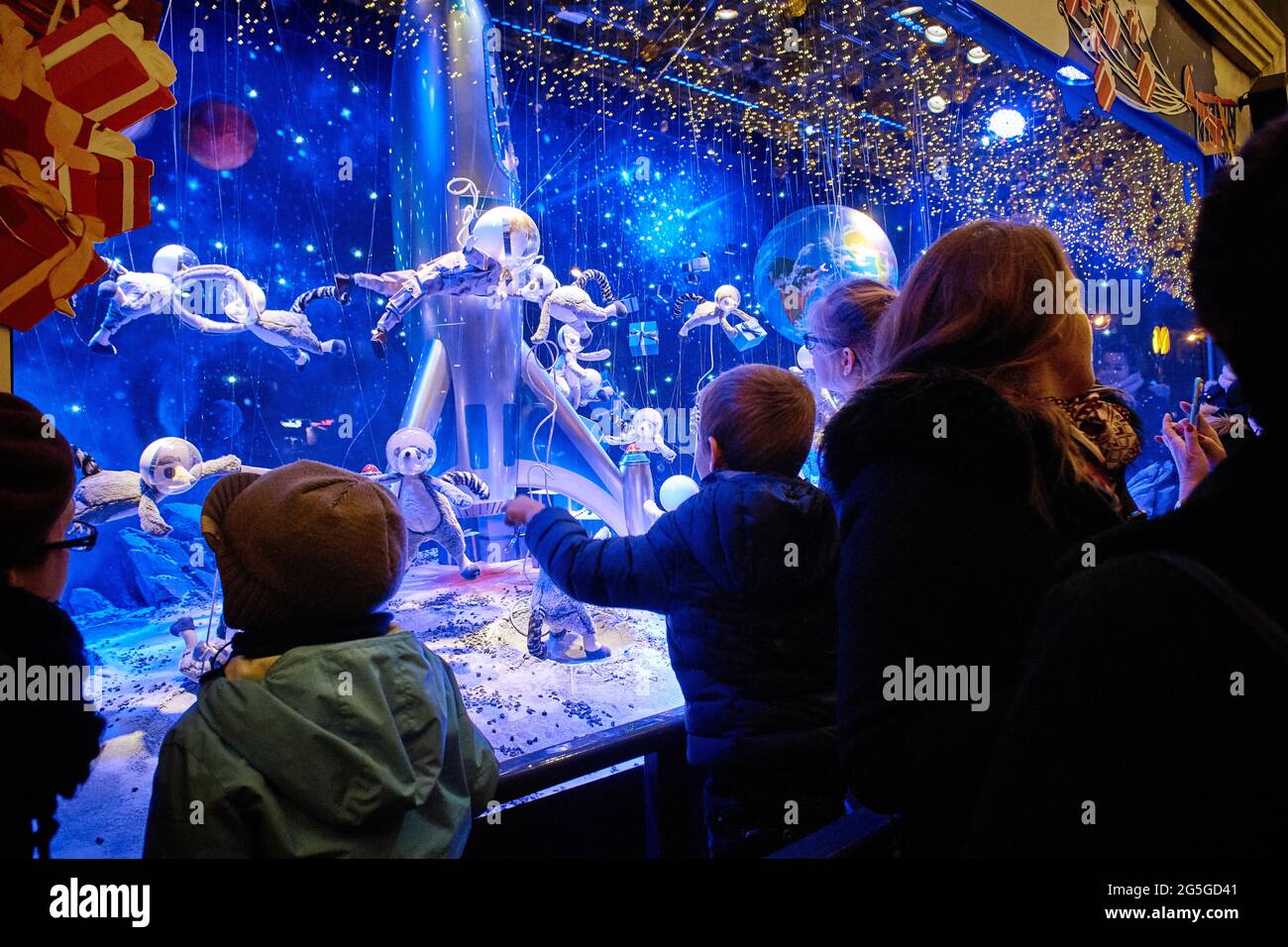 Paris, Frankreich, November 2017: Kinder und Familien beim Schaufensterbummel und beim Anschauen von Spielzeug im Schaufenster des Printemps-Ladens in B Stockfoto