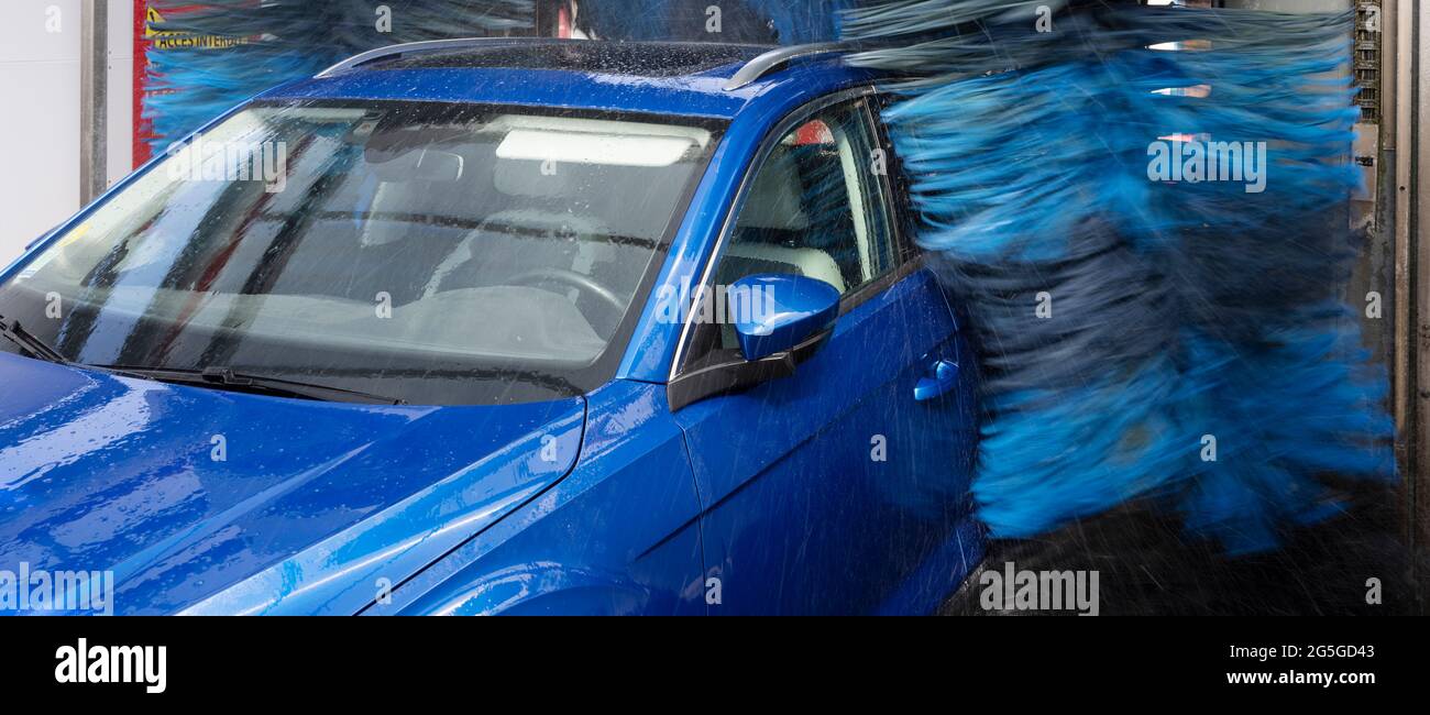 Blaues Auto im Waschzentrum Stockfoto