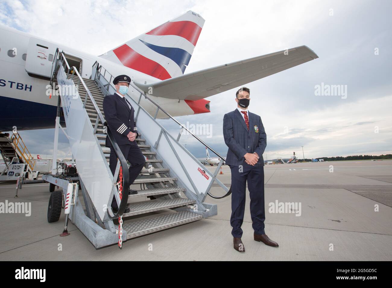 New Lions Captain Conor Murray (rechts) mit British Airways Captain Richard Allen-Willams auf den Stufen eines British Airways 777-Flugzeugs, als die britischen und irischen Lions vom Flughafen Edinburgh nach Südafrika abfliegen. Bilddatum: Sonntag, 27. Juni 2021. Stockfoto