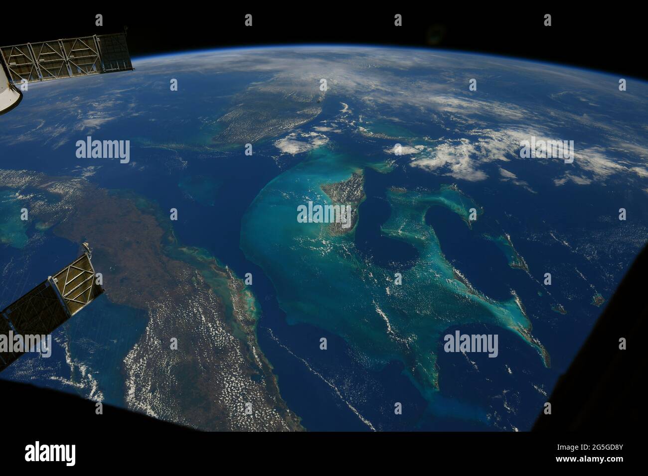 AN BORD DER INTERNATIONALEN RAUMSTATION - 02. Mai 2021 - von der Internationalen Raumstation aus hat man einen atemberaubenden Blick auf Grand Bahama und die Insel Kuba. F Stockfoto