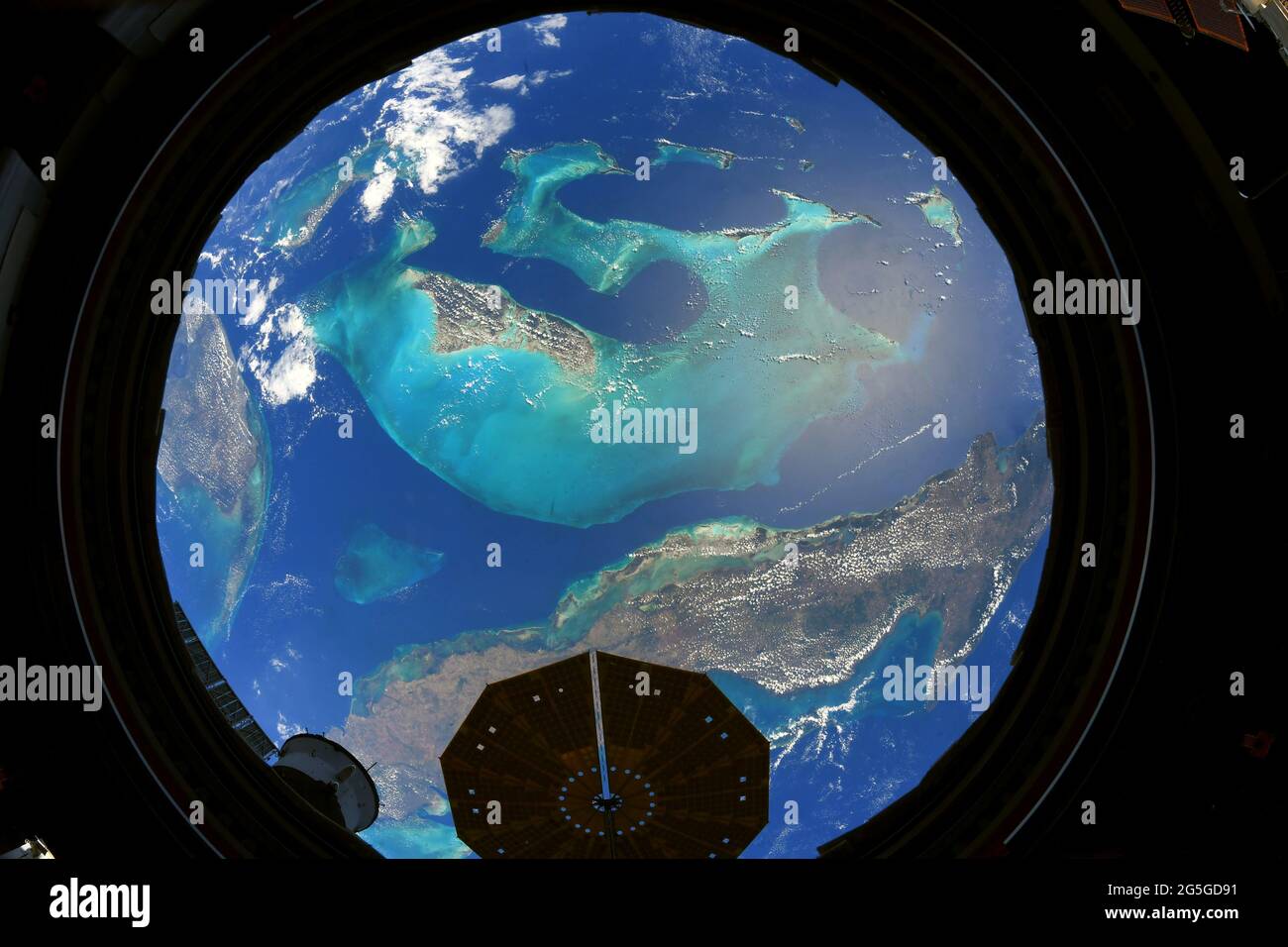 AN BORD DER INTERNATIONALEN RAUMSTATION - 02. Mai 2021 - von der Internationalen Raumstation aus hat man einen atemberaubenden Blick auf Grand Bahama und die Insel Kuba. F Stockfoto