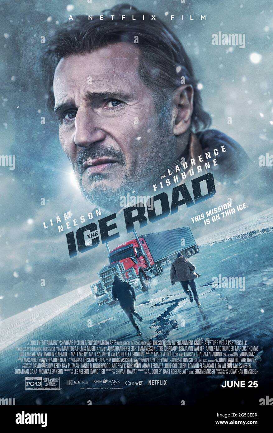The Ice Road (2021) Regie: Jonathan Hensleigh mit Liam Neeson, Marcus Thomas und Laurence Fishburne. Nachdem eine abgelegene Diamantmine im hohen Norden Kanadas zusammenbricht, muss ein ‘„Big-Rig“-Eisfahrer eine unmögliche Rettungsmission über einem gefrorenen Ozean führen, um die gefangenen Bergleute zu retten. Stockfoto
