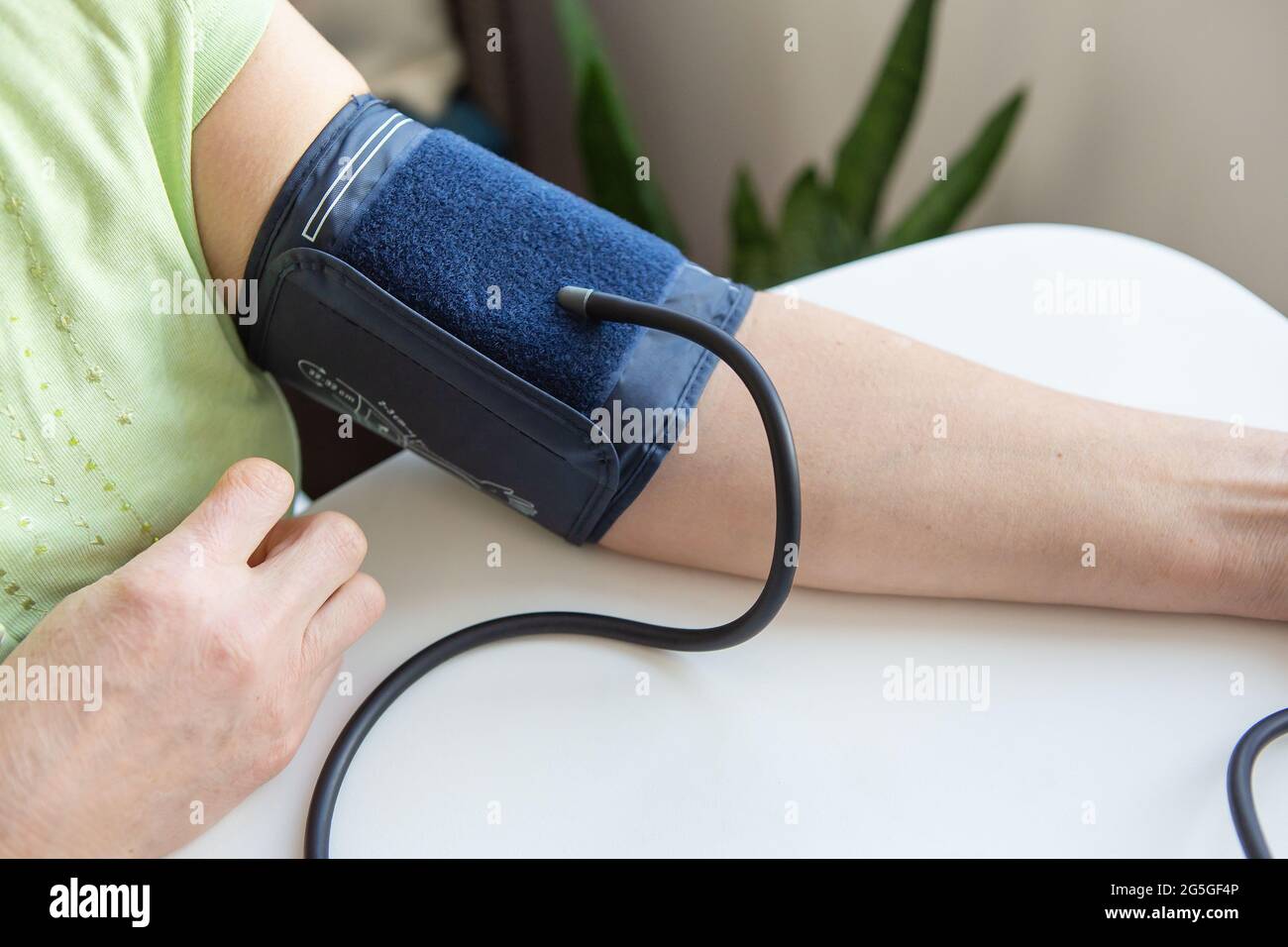 Messung des Blutdrucks. Ein Gerät zur Blutdruckmessung an der Hand einer  Frau Stockfotografie - Alamy