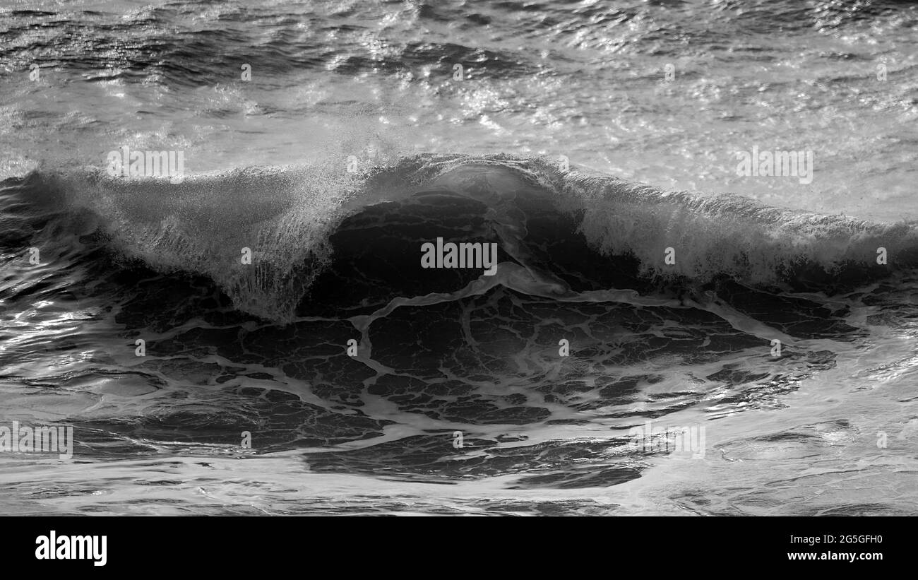 Atemberaubende dunkle launisch getönte feine Kunst Seestape Bild von brechenden Wellen auf dem Atlantischen Ozean in Devon England Stockfoto