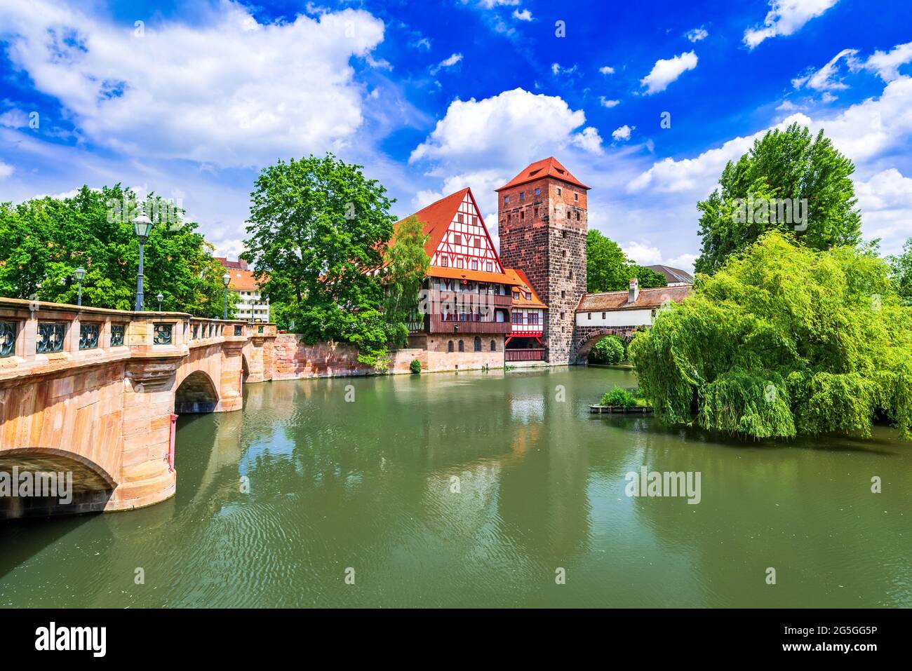 Nürnberg, Deutschland. Farbenfrohe und malerische Aussicht auf die alten Fachwerkhäuser am Ufer der Pegnitz. Touristische Attraktionen in Franken Stockfoto