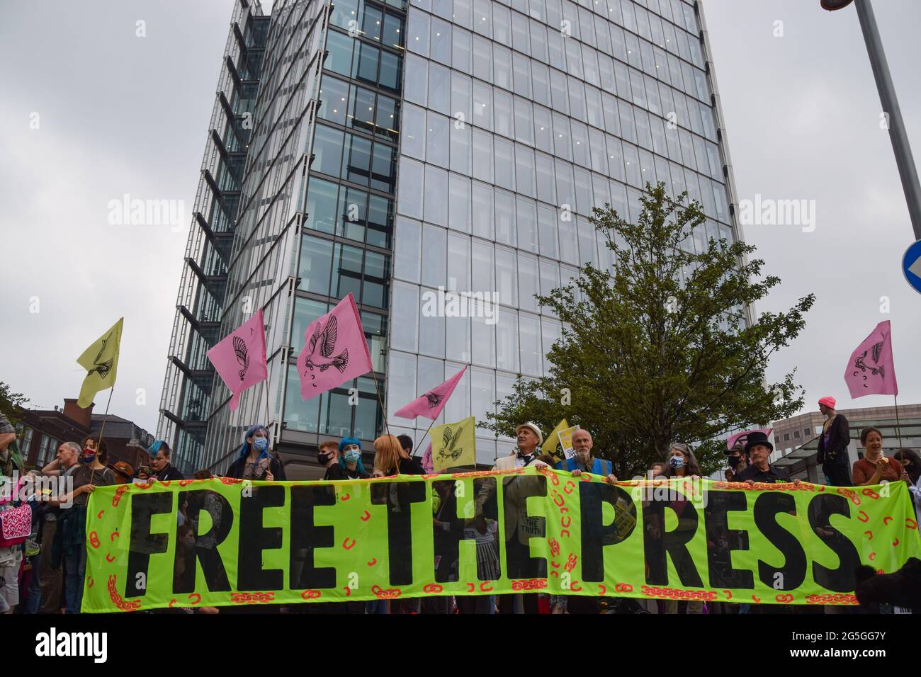 London, Großbritannien. Juni 2021. Demonstranten vor News UK während des Protestes der Freien Presse. Die Demonstranten der Extinction Rebellion marschierten vom Parliament Square zum britischen Nachrichtenhauptsitz von Rupert Murdoch in der London Bridge, um gegen Fehlinformationen, Korruption und die ungenaue und unzureichende Berichterstattung der Zeitungen von Murdoch über die Klimakrise zu protestieren. (Kredit: Vuk Valcic / Alamy Live News) Stockfoto