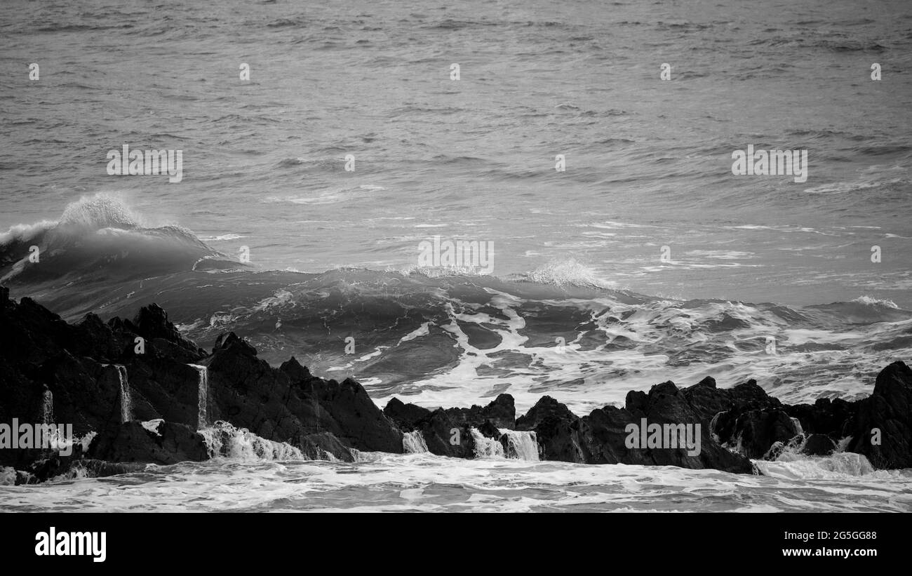 Atemberaubende dunkle launisch getönte feine Kunst Seestape Bild von brechenden Wellen auf dem Atlantischen Ozean in Devon England Stockfoto