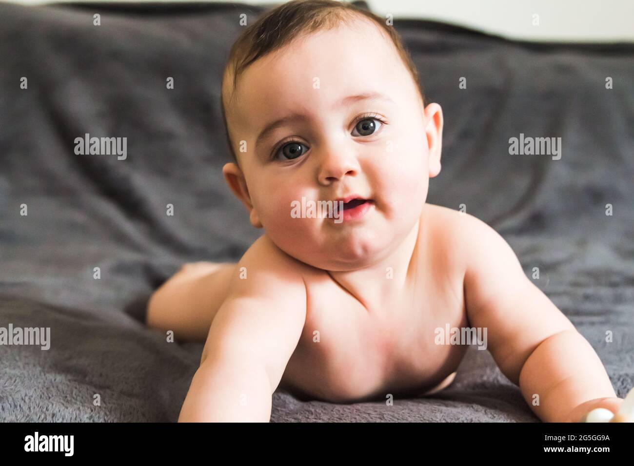 Ein Porträt von liebenswerten Baby liegen Stockfoto