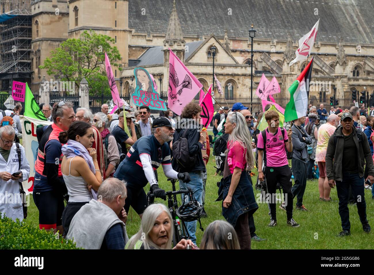 London. GROSSBRITANNIEN: 06.27.2021. Ein Protest der Freien Presse auf dem Parliament Square, veranstaltet von Extinction Rebellion UK, an dem eine große Menge von Aktivisten teilnahm. Stockfoto