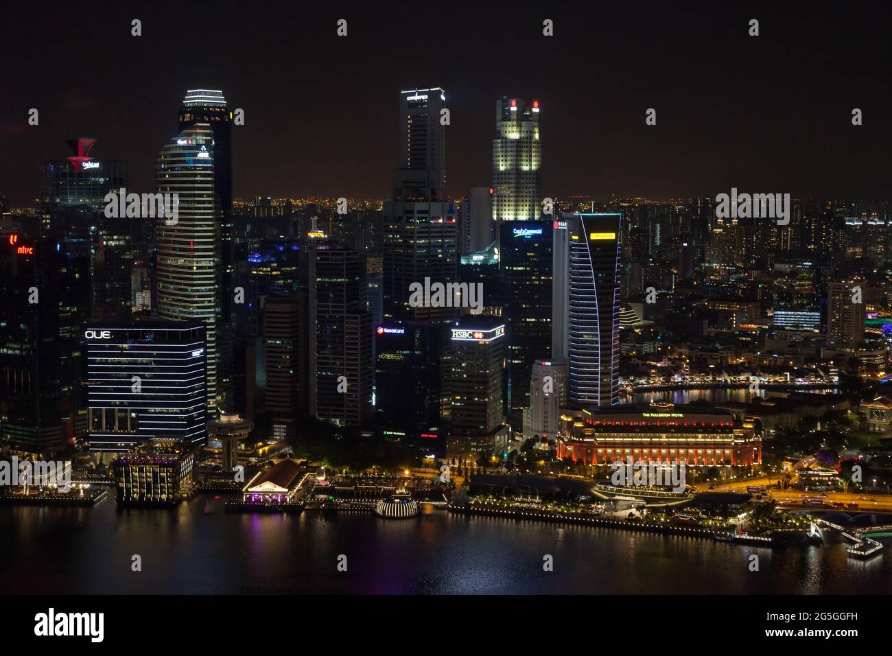 Blick auf die Innenstadt von Singapur und Marina Bay nach Einbruch der Dunkelheit Stockfoto