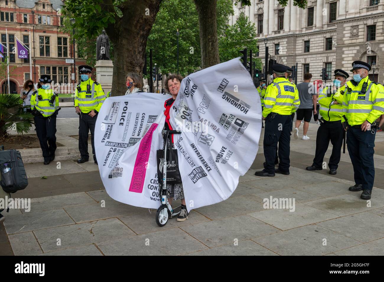 London. GROSSBRITANNIEN: 06.27.2021. Ein Protest der Freien Presse auf dem Parliament Square, veranstaltet von Extinction Rebellion UK, an dem eine große Menge von Aktivisten teilnahm. Stockfoto