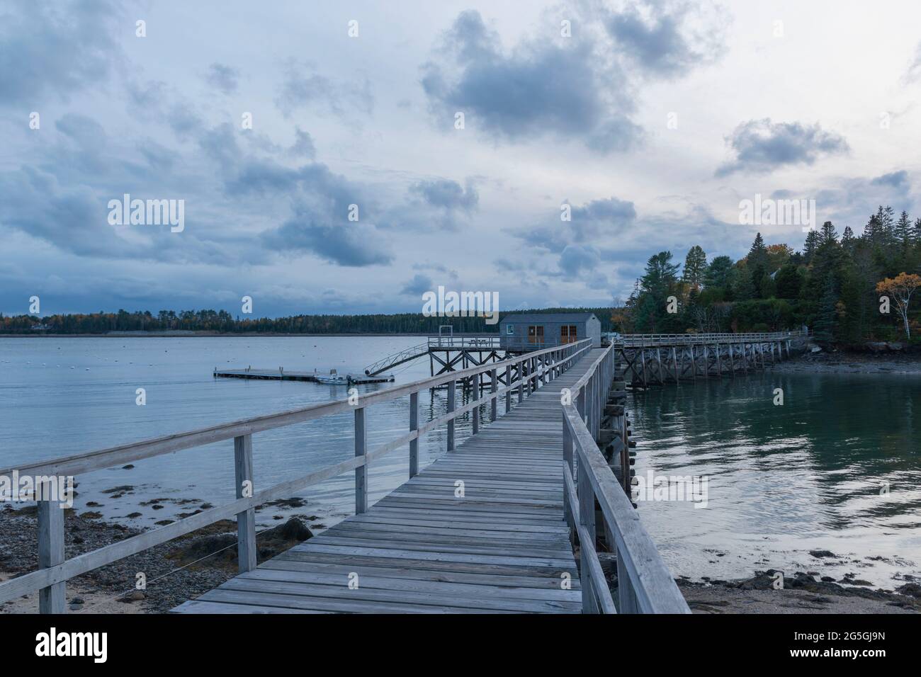 In Northeast Harbor, Maine, überspannt eine erhöhte hölzerne Fußgängerbrücke die Mündung des Gilpatrick Cove Inlet und bietet Zugang zum Floating Dock am Midpoint Stockfoto