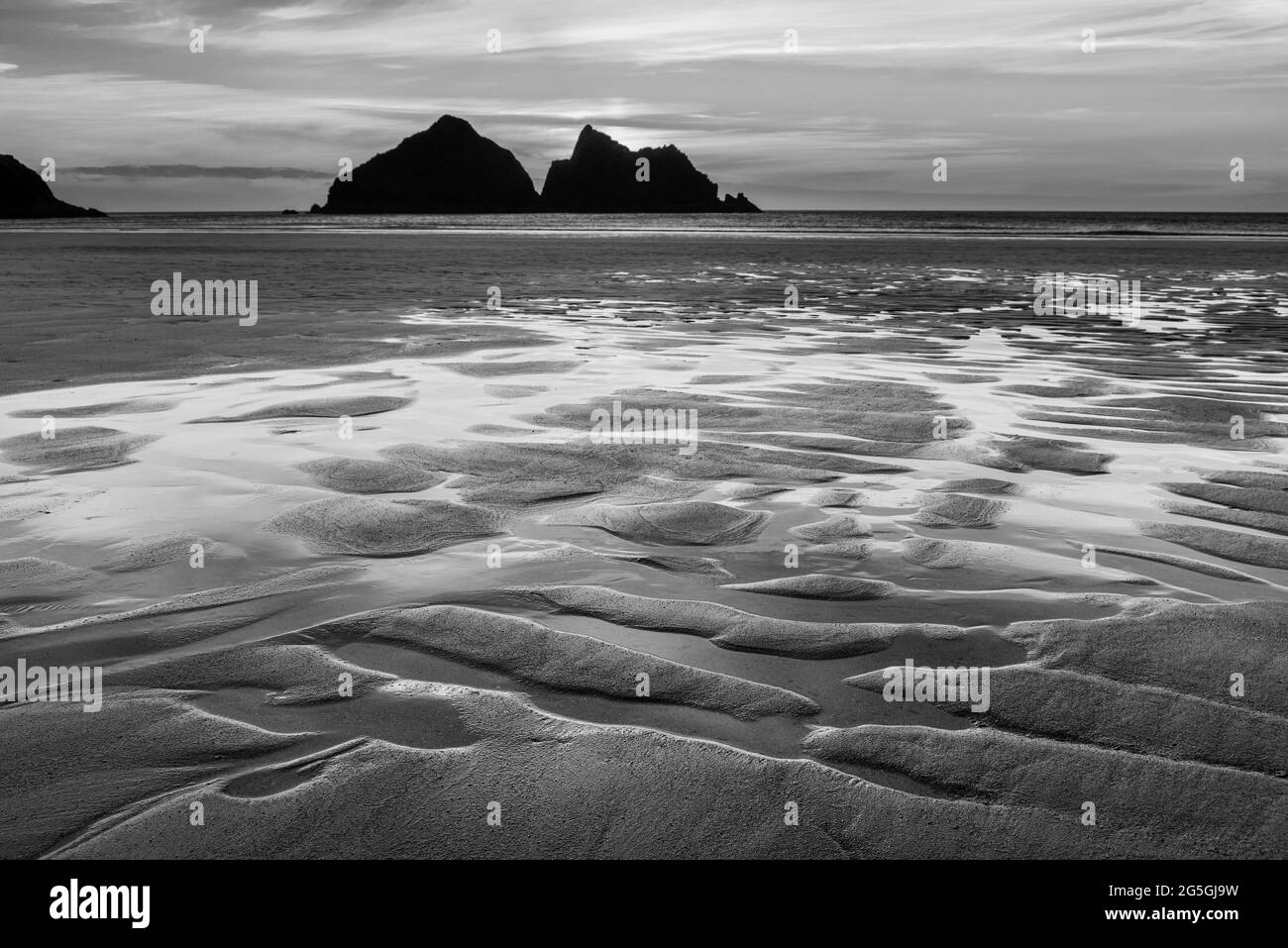 Absolut atemberaubende Landschaftsbilder vom Holywell Bay Beach in Cornwall Großbritannien während des goldenen Hojur-Sonnenuntergangs im Frühling Stockfoto