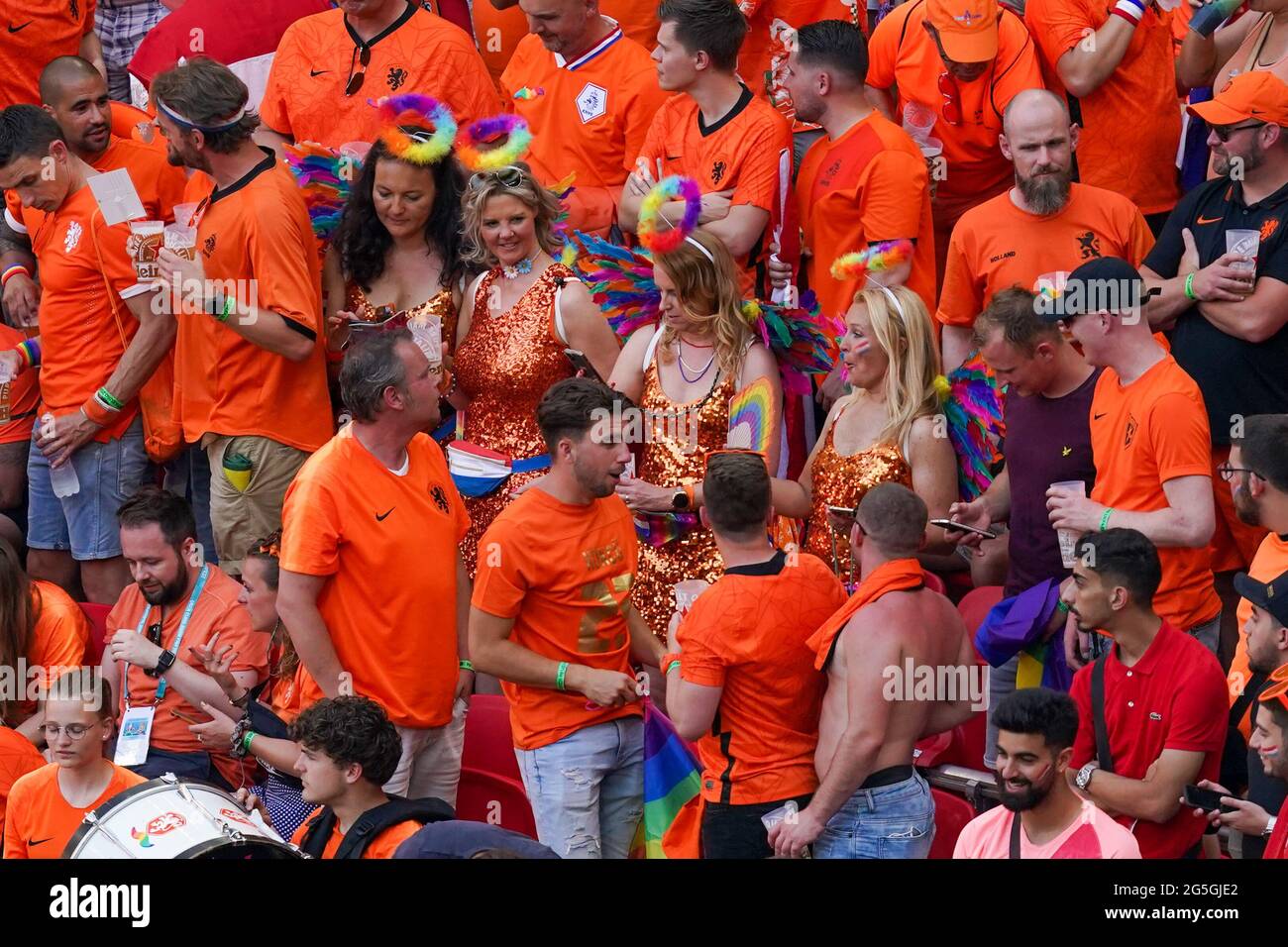 BUDAPEST, UNGARN - 27. JUNI: Niederländische Fans mit Regenbogen-Outfits vor der UEFA Euro 2020: Runde von 16 Spielen zwischen den Niederlanden und der Tschechischen Republik in der Puskas Arena am 27. Juni 2021 in Budapest, Ungarn (Foto von Andre Weening/Orange Picics) Credit: Orange Pics BV/Alamy Live News Stockfoto