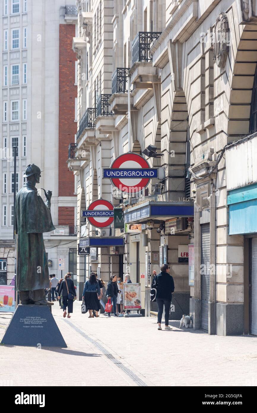 Die Sherlock Holmes-Statue vor der U-Bahn-Station Baker Street, Marylebone Road, Marylebone, City of Westminster, Greater London, England, Vereinigtes Königreich Stockfoto