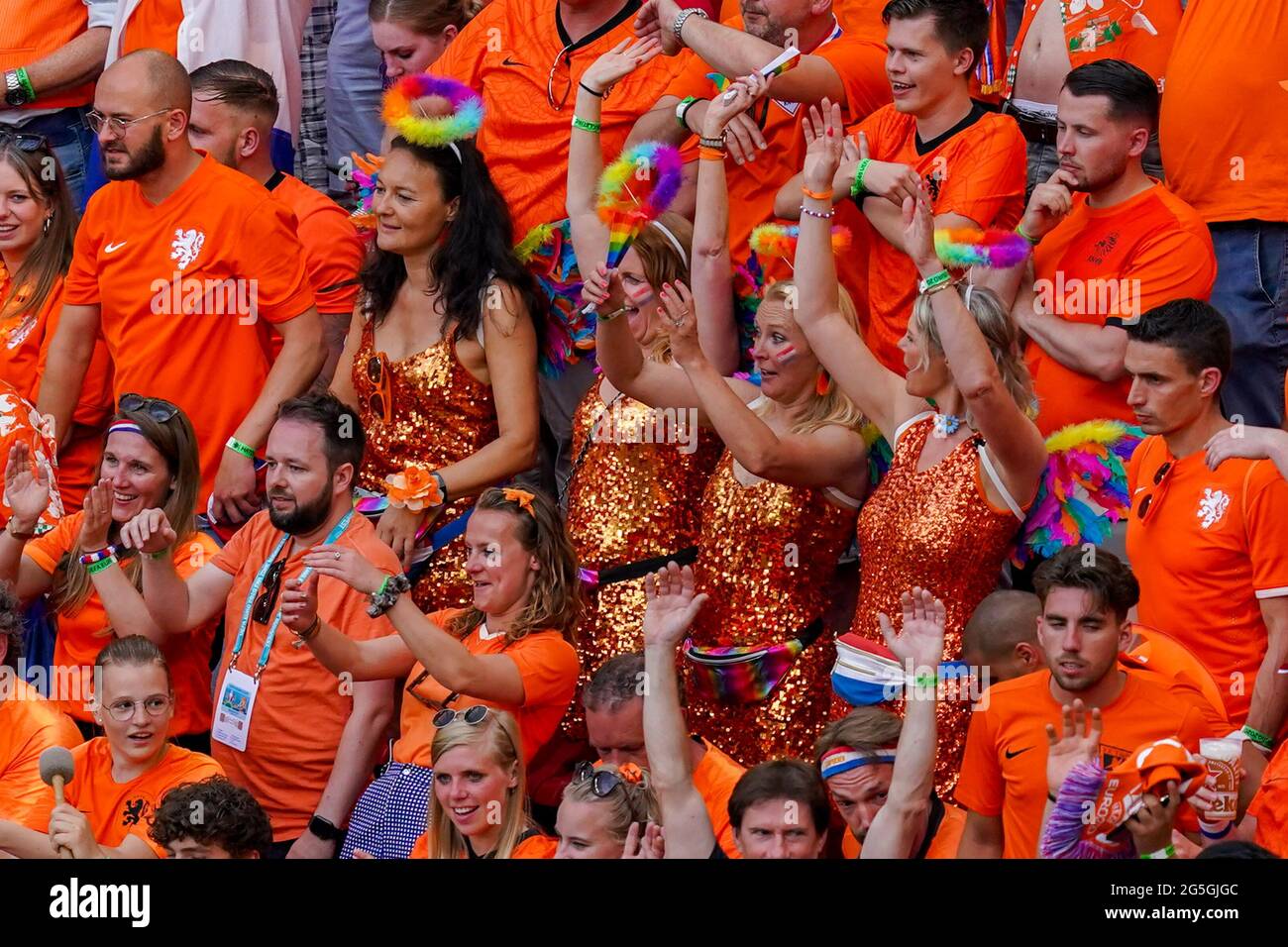 BUDAPEST, UNGARN - 27. JUNI: Fans der Niederlande mit Regenbogenakzenten bei ihren Outfits während der UEFA Euro 2020: Runde des 16-Matches zwischen den Niederlanden und der Tschechischen Republik in der Puskas Arena am 27. Juni 2021 in Budapest, Ungarn (Foto von Andre Weening/Orange Picics) Credit: Orange Pics BV/Alamy Live News Stockfoto