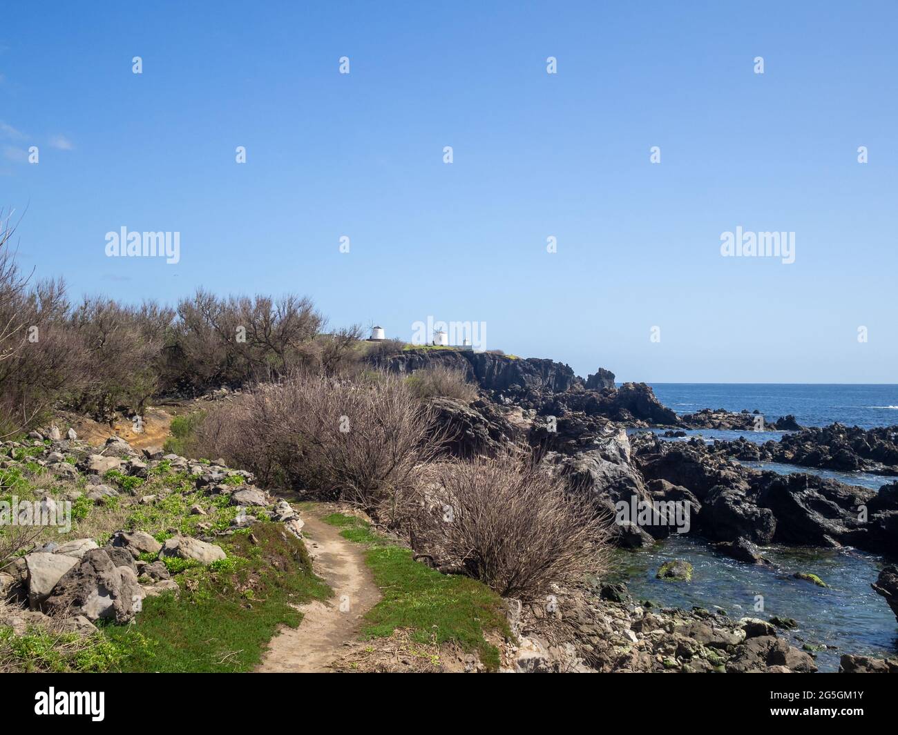 Spaziergang am Meer auf der Insel Corvo, Azoren Stockfoto