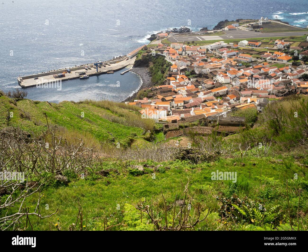 Blick auf Vila do Corvo mit dem Hafen und der Landebahn, Azoren Stockfoto
