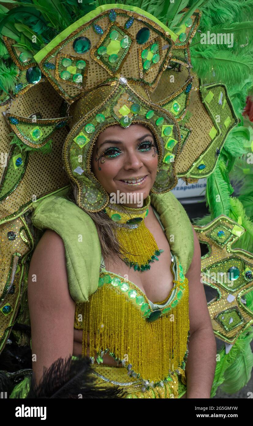 Mädchen in Kostüm bei der Karnevalsparade in San Jose, Costa Rica Stockfoto