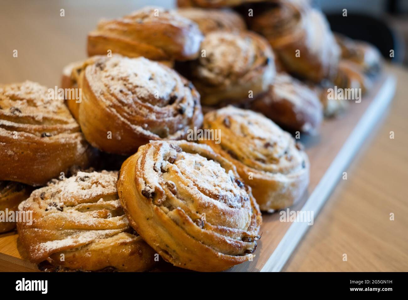 Traditionelle nordisch gebackene süße Brote auf einem Holzbrett. Frühstück. Stockfoto