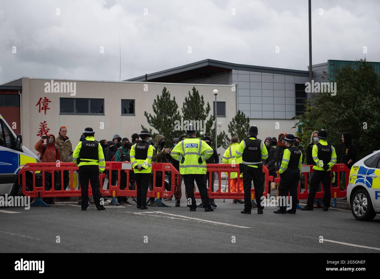 Eastville, Bristol, Großbritannien. Mai 2021. Dutzende von Polizisten und Gerichtsvollzieher haben ein Lager für Reisende in Bristol umzingelt, um Besatzer zu vertreiben. Stockfoto