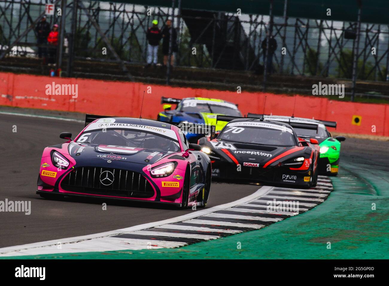 Silverstone, Großbritannien. Juni 2021. RAM Racing (#6) Mercedes-AMG GT3 von Ian Loggie & Yelmer Buurman GT3 Pro/am führt Inception Racing (#70) McLaren 720s GT3 von Brenden Iribe & Ollie Millroy während des Intelligent Money British GT Championship Round 2 in Silverstone, Towcester, England am 27. Juni 2021. Foto von Jurek Biegus. Quelle: Jurek Biegus/Alamy Live News Stockfoto