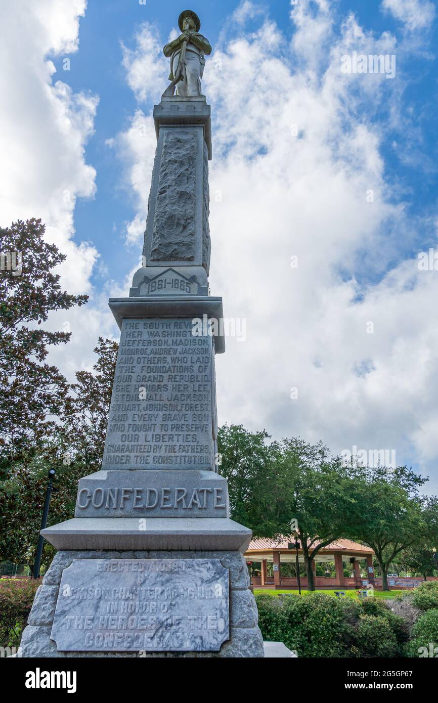 Aufnahme eines Denkmals, das den konföderierten Bürgerkriegseinheiten im Ocala Marion County Veteran's Memorial Park gewidmet ist, vertikal - Ocala, Florida, USA Stockfoto