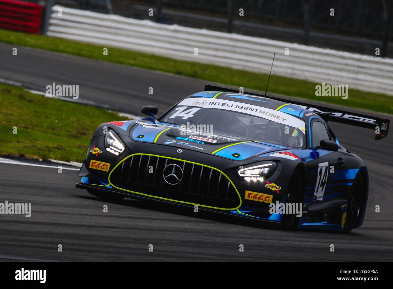 Silverstone, Großbritannien. Juni 2021. 2 Seas Motorsport (#14) Mercedes-AMG GT3 Evo gefahren von Hunter Abbott & Martin Kodric während des Intelligent Money British GT Championship Round 2 in Silverstone, Towcester, England am 27. Juni 2021. Foto von Jurek Biegus. Quelle: Jurek Biegus/Alamy Live News Stockfoto