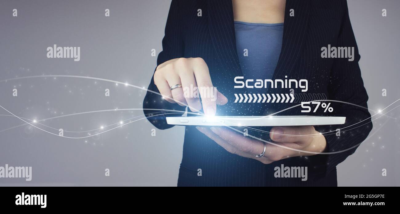 Futuristisches und technologisches Scankonzept. Weißes Tablet in Geschäftsfrau Hand mit digitalem Hologramm-Scanning-Zeichen auf grauem Hintergrund Stockfoto