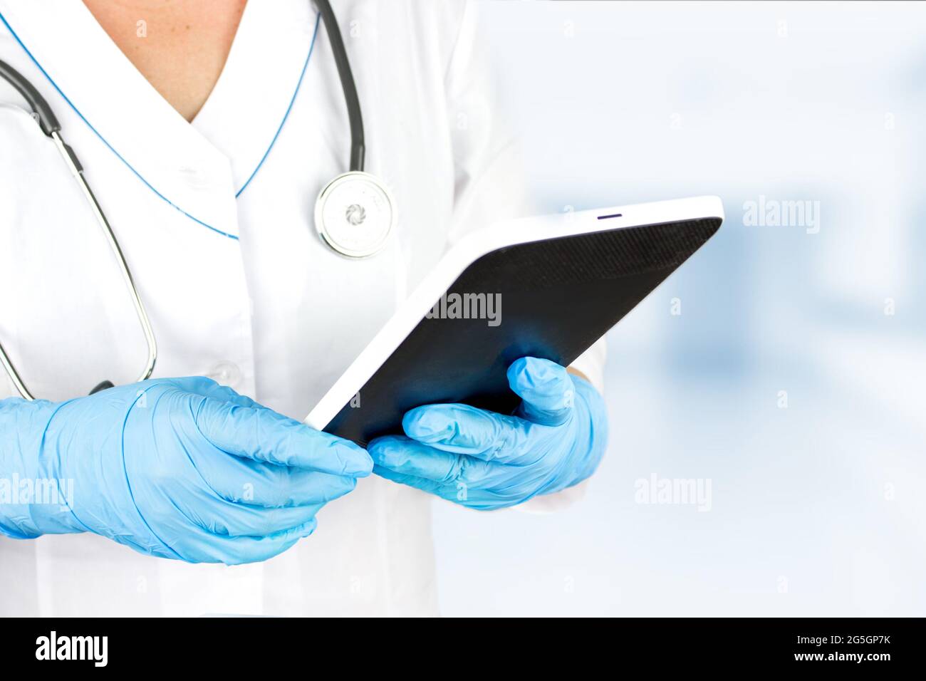 Medizintechnikkonzept. Medizinarzt berührt elektronische Krankenakte auf Tablette. Medizinische Netzwerkverbindung Stockfoto