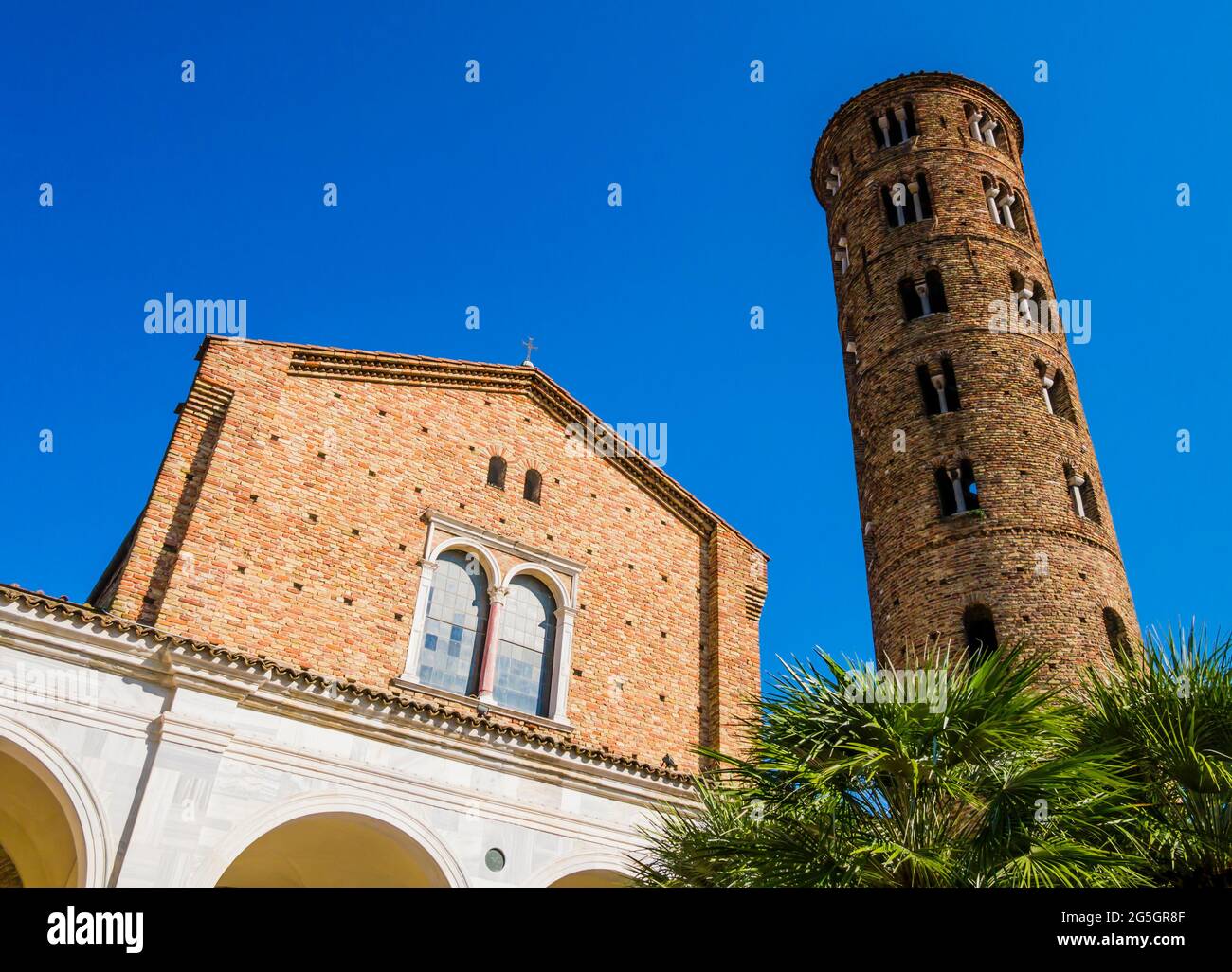 Panoramasicht auf die Basilika Sant'Apollinare Nuovo, Ravenna, Italien Stockfoto