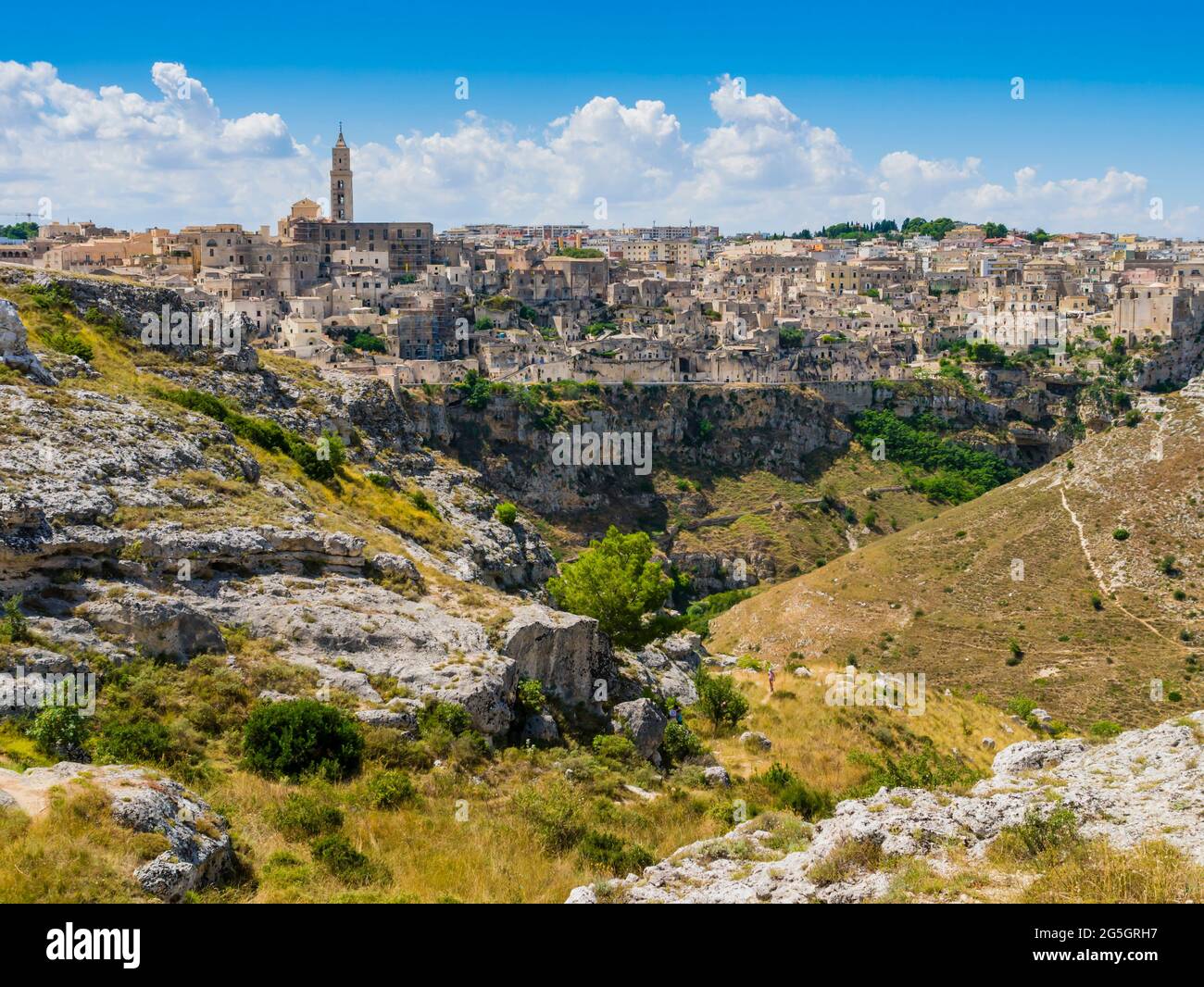 Dramatischer Blick auf die antike Stadt Miera und ihre tiefe Schlucht, Basilicata Region, Süditalien Stockfoto