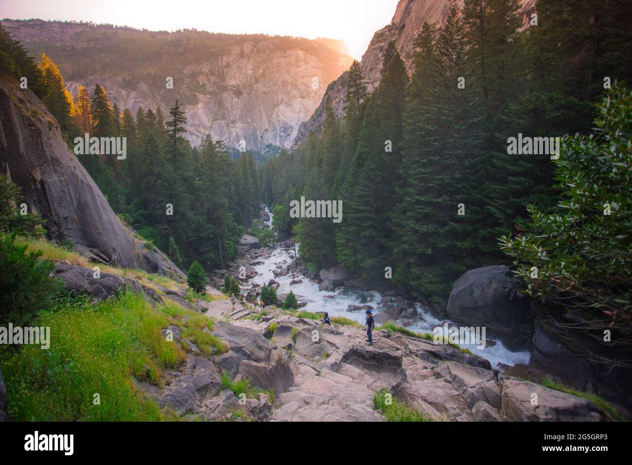 Yosemite National Parks - Vernal Fall Trails während Sonnenuntergang. Goldgelbes Licht des Yosemite Bergtals bei Sonnenuntergang. Stockfoto