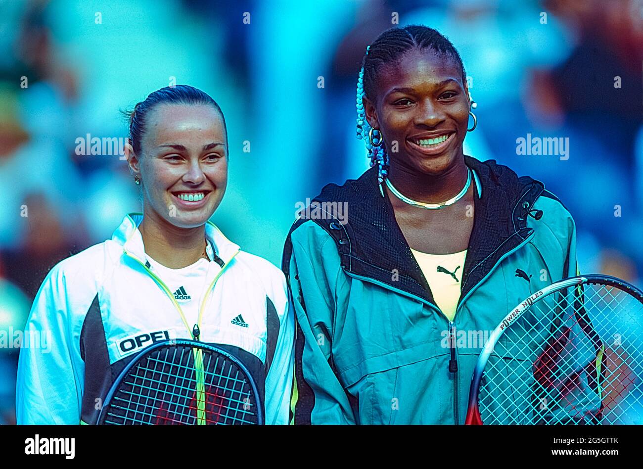 Serena Williams (USA) mit Martina Hingis (SWI) gewinnt ihren ersten Grand Slam bei der US Open Tennis Championship 1999 Stockfoto