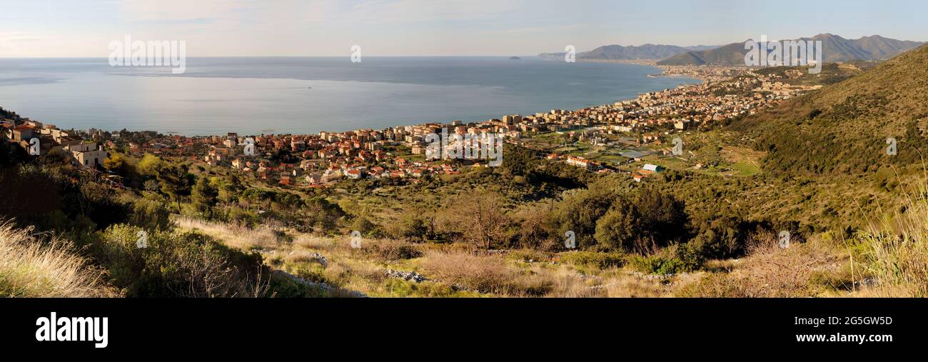 Panorama sulla costa ligure di Ponente da Borgio Verezzi in der Provinz Savona Stockfoto