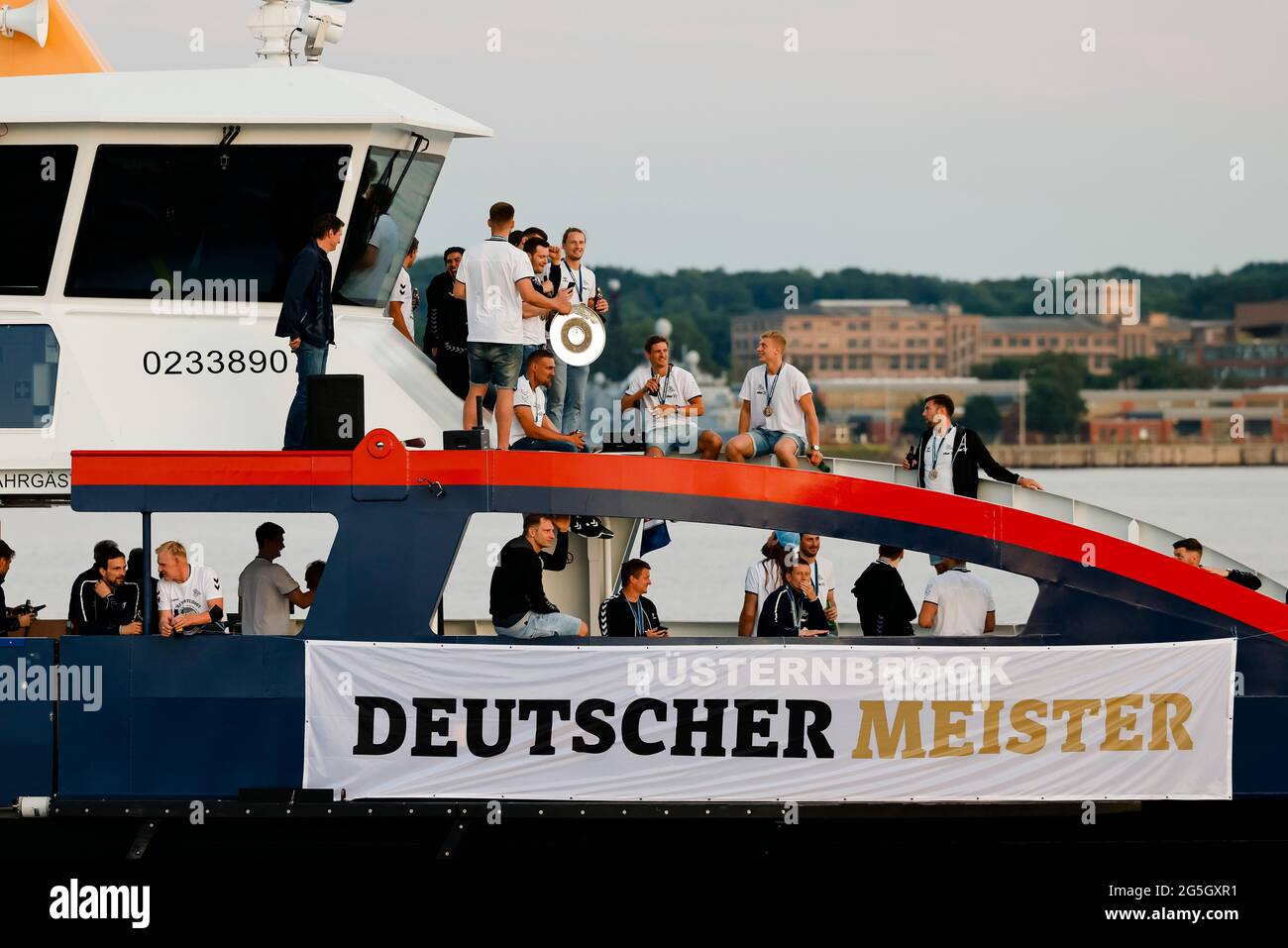 Kiel, Deutschland. Juni 2021. Die Spieler des deutschen Handballmeisters THW Kiel fahren auf der Elektrofähre 'MS Düsternbrook' an der inneren Fjord. Nach dem Gewinn der 22. Deutschen Meisterschaft hatte sich das Team und die Meisterschaftspokale den wartenden Anhängern aus dem Wasser präsentiert. Quelle: Frank Molter/dpa/Alamy Live News Stockfoto