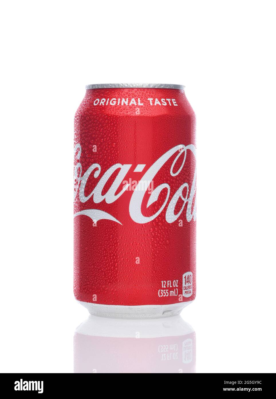 IRVINE, KALIFORNIEN - 26. JUNI 2021: Eine 12 Unzen Dose Coca-Cola. Cola ist eines der beliebtesten kohlensäurehaltigen Getränke der Welt. Stockfoto
